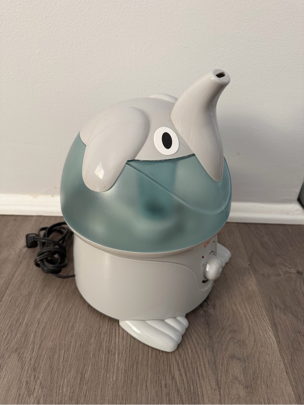 Elephant-Design Kids Humidifier in White and Teal